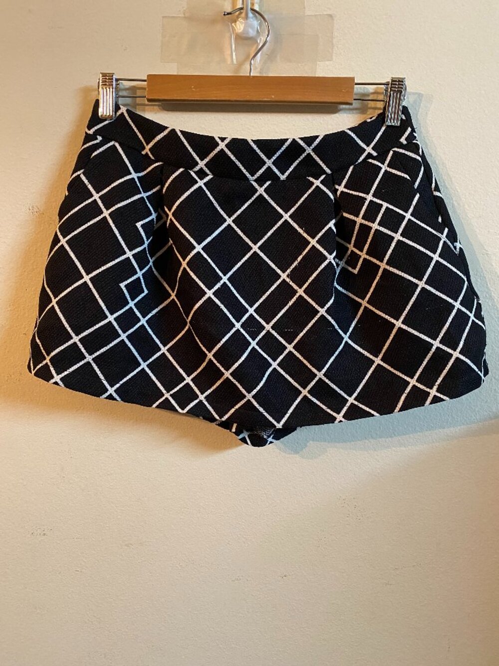 NO BRAND SIZE 28" BLACK & WHITE MINI SKORT W/ GEOMETRIC WINDOWPANE GRID PATTERN